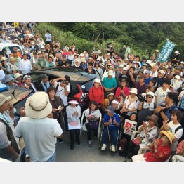 沖縄・東村高江でヘリパッド建設反対を訴える住民ら（Ｃ）日刊ゲンダイ
