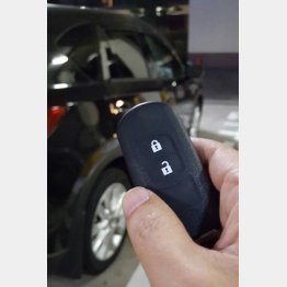 電子キーでドアロックを解除するときはご注意（Ｃ）日刊ゲンダイ