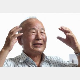 靴下の感触を確かめる“技”を編み出した（Ｃ）日刊ゲンダイ