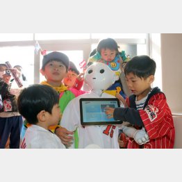 人型ロボット「Pepper（ペッパー）」と遊ぶ子どもたち／（Ｃ）日刊ゲンダイ