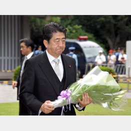 終戦記念日、安倍首相は千鳥ヶ淵戦没者墓苑に参拝（Ｃ）日刊ゲンダイ