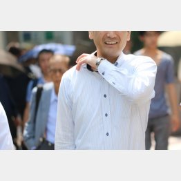 ストライプのデザインは爽やか（Ｃ）日刊ゲンダイ