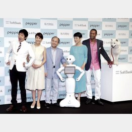 ソフトバンクのペッパー（央）／（Ｃ）日刊ゲンダイ