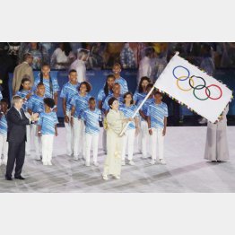 閉会式で五輪旗を受け取る小池百合子東京都知事（Ｃ）真野慎也／ＪＭＰＡ