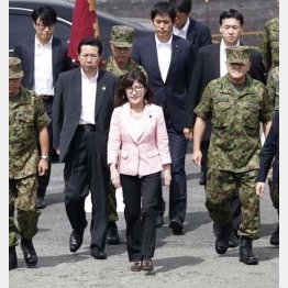 稲田防衛相が陸自の演習を視察（Ｃ）共同通信社