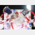 お立ち台では手荒い祝福も（左は菊池）／（Ｃ）日刊ゲンダイ