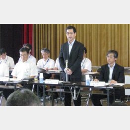 慌てて発言を撤回した岸本市場長（Ｃ）日刊ゲンダイ