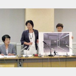 プロセスの検証を求めた尾崎あや子議員（中央）／（Ｃ）日刊ゲンダイ