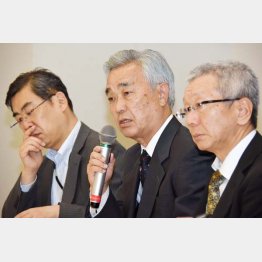 中央が水島藤一郎理事長（Ｃ）日刊ゲンダイ