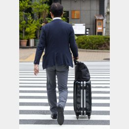 LCCターミナルにはスーツ姿も（Ｃ）日刊ゲンダイ