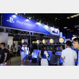 「プレステＶＲ」ブースは大人気（東京ゲームショウ２０１６）／（Ｃ）日刊ゲンダイ