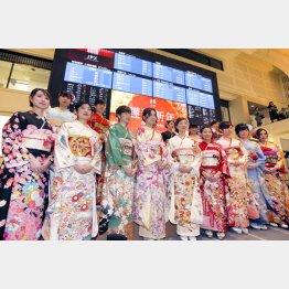 兜町の着物美人（１６年の大発会）／（Ｃ）日刊ゲンダイ