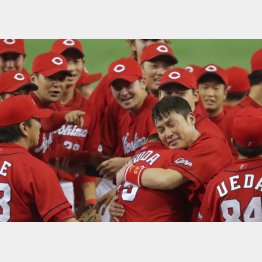 喜ぶナインの中心で抱き合う新井（右）と黒田（Ｃ）日刊ゲンダイ