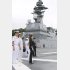 横須賀の海上自衛隊をヒールの靴で視察（Ｃ）共同通信社