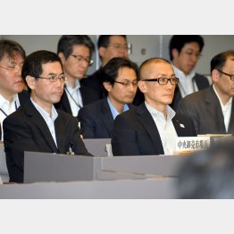 “盛り土問題”集中審議での岸本良一市場長（左）と沢章次長／（Ｃ）日刊ゲンダイ