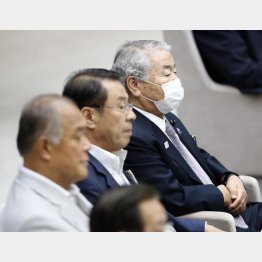 “利権”のうわさが絶えない都議会のドン・内田茂都議（右奥）／（Ｃ）日刊ゲンダイ