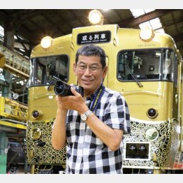 「或る列車」の前で（櫻井寛氏）／（Ｃ）日刊ゲンダイ