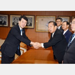 会談で握手をする泉田知事（左）と自民党の二階幹事長（Ｃ）日刊ゲンダイ