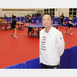 日本生命女子卓球部の指導とジュニアの育成に励む（ニッセイ体育館にて）／（Ｃ）日刊ゲンダイ