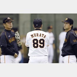 尾花投手コーチ（左）、村田ヘッドコーチ（中央）と話し合う高橋監督（Ｃ）日刊ゲンダイ