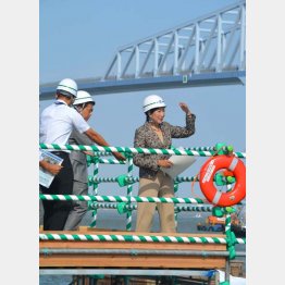 競技場予定地を視察する小池都知事（Ｃ）日刊ゲンダイ