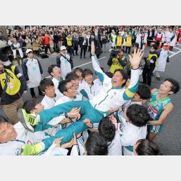 箱根駅伝連覇で胴上げされる原監督（代表撮影）