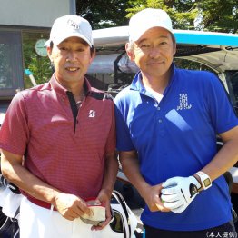 親交のある川口和久とラウンド（提供写真）
