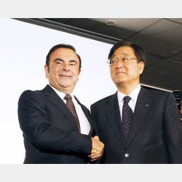 三菱自動車の益子社長（右）と同社会長を兼務することになったゴーンCEO／（Ｃ）日刊ゲンダイ