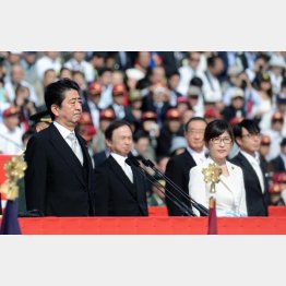 陸上自衛隊観閲式での安倍首相と稲田防衛相（Ｃ）日刊ゲンダイ