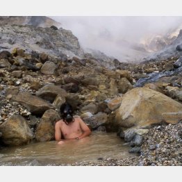 常に防毒マスク持参で温泉を取材する大原氏（Ｃ）日刊ゲンダイ