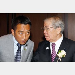 ドン内田都議（右）のパーティーで司会を務めた山崎一輝都議／（Ｃ）日刊ゲンダイ