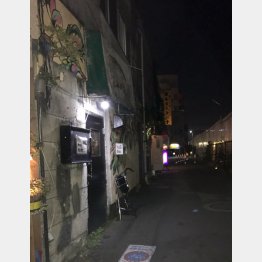 看板もない真っ黒なドアが…（Ｃ）日刊ゲンダイ