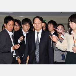 お偉方は緊急会合（財務省の浅川財務官）／（Ｃ）日刊ゲンダイ