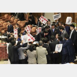 無意味な強行採決（Ｃ）日刊ゲンダイ