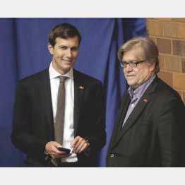 ジャレッド・クシュナー氏（左）とスティーブン・バノン氏（Ｃ）ロイター