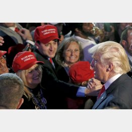 勝利に沸くトランプ支持者（Ｃ）ロイター