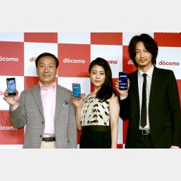 高畑充希（中央）や綾野剛（右）をキャラクターに起用（Ｃ）日刊ゲンダイ