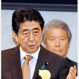 賃上げ要請自体がアベノミクスの失敗を物語っている（後ろは榊原経団連会長）／（Ｃ）日刊ゲンダイ