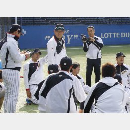 投手陣に声をかける権藤氏（中央）／（Ｃ）日刊ゲンダイ