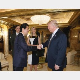 トランプの長女イバンカも会談に同席（内閣広報室提供・ロイター）