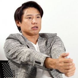 右足を引きずりながらもラウンドへ…（Ｃ）日刊ゲンダイ