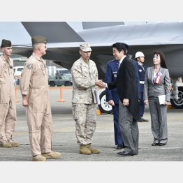 自衛隊航空観閲式での安倍首相（Ｃ）日刊ゲンダイ
