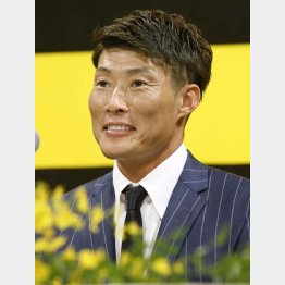 ２５日、阪神の入団記者会見で笑顔を見せた（Ｃ）共同通信社