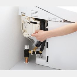 ＴＯＴＯ「ネオレスト」は本体脇の非常用レバーを操作（提供写真）