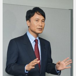 記者の質問に答える三反園訓知事（Ｃ）共同通信社