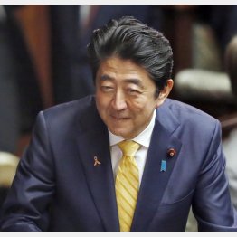 国内ではやりたい放題でこの笑顔（Ｃ）日刊ゲンダイ