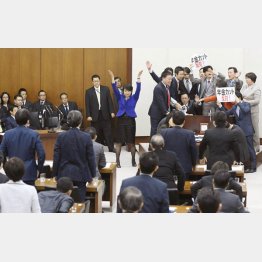 年金制度改革法案の採決を強行（Ｃ）共同通信社