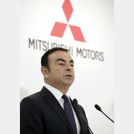 三菱自動車会長に就任するゴーン氏（Ｃ）日刊ゲンダイ