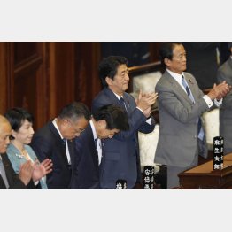 TPP承認案が衆院本会議で可決され拍手する安倍首相（Ｃ）日刊ゲンダイ