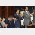TPP承認案が衆院本会議で可決され拍手する安倍首相（Ｃ）日刊ゲンダイ